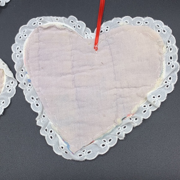 Vintage 4 Feed Sack Quilted Handmade Heart Shaped Eyelet Lace Ornaments Coasters - Picture 8 of 10